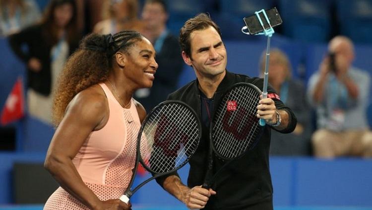 Serena Williams dan Roger Federer mengambil foto bersama usai pertandingan Piala Hopman