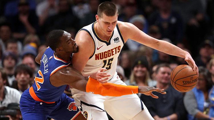 Nikola Jokic (kanan/power forward Denver Nuggets) saat berduel dengan power forward New York Knicks, Noah Vonleh. Copyright: INDOSPORT