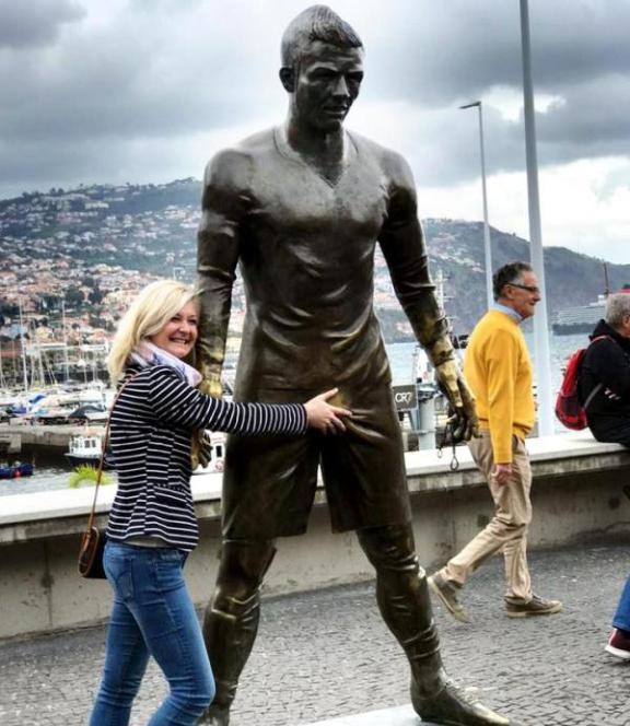 Wisatawan Sedang Berpose di depan Patung Cristiano Ronaldo Copyright: The Sun