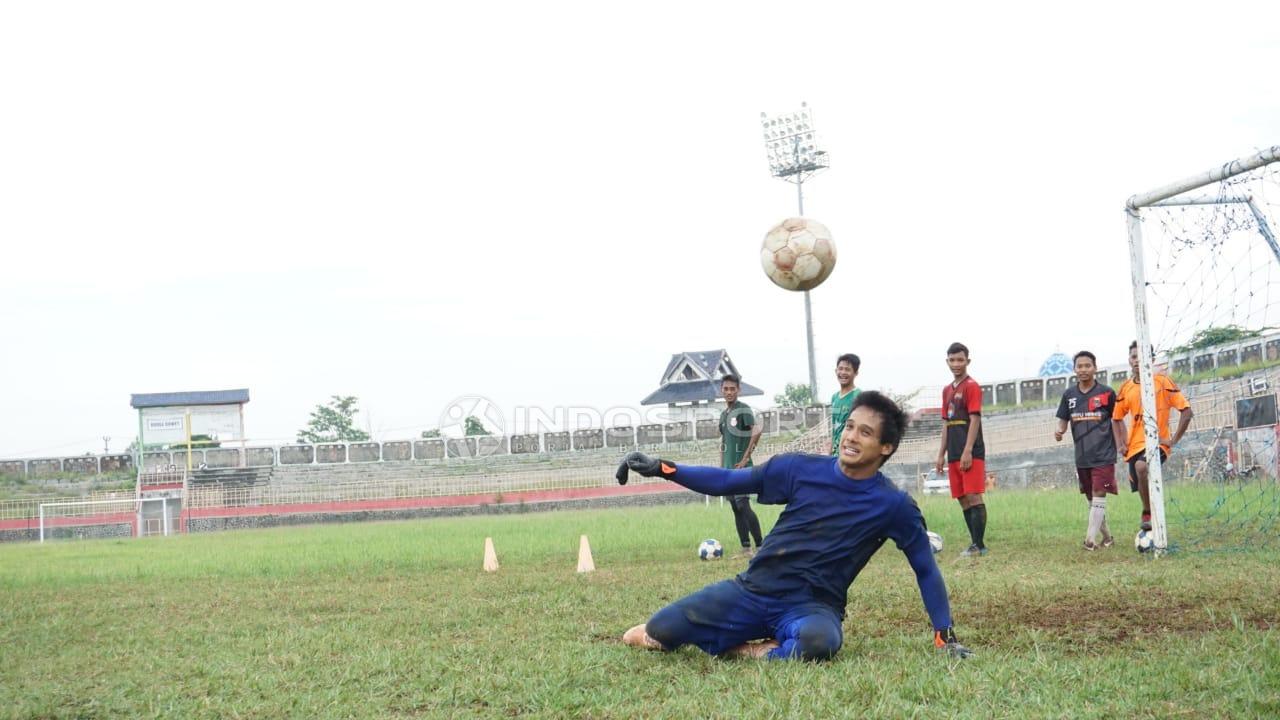 Kiper anyar Madura United, Muhammad Ridho Djazuli. Copyright: Ronald Seger/Indosport.com