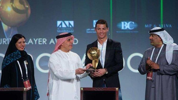 Cristiano Ronaldo menerima penghargaan Globe Soccer Awards 2018 - INDOSPORT