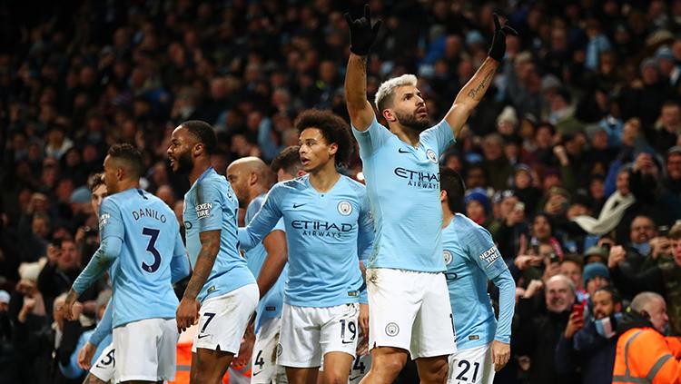 Para pemain Manchester City sedang merayakan gol di lapangan.