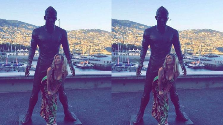 Wanita berpose menungging di patung Cristiano Ronaldo Copyright: Marca
