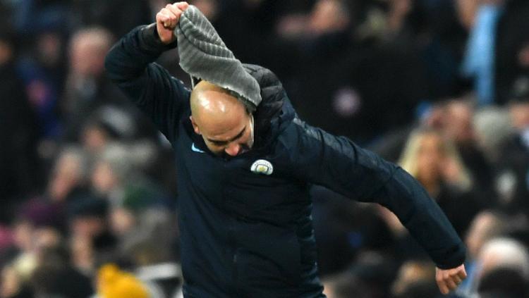 Pep Guardiola melempar syalnya saat tak terima keputusan wasit di laga Manchester City vs Liverpool, Jumat (05/01/19). Copyright: INDOSPORT