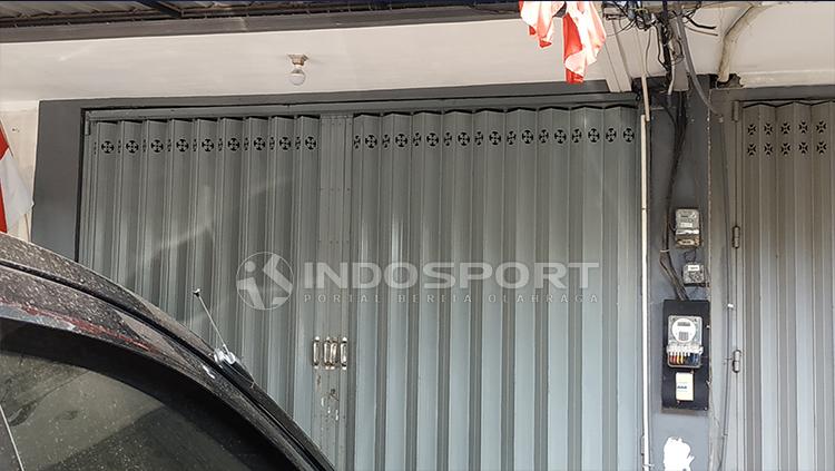 Pintu Kantor Asprov PSSI Jatim terkunci. Copyright: Fitra Herdian/Indosport