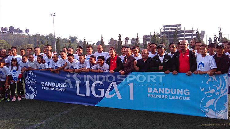 Eka Ramdani berfoto bersama beberapa pemain Liga 1 dan Liga 2 2018 pada acara Trofeo Eka Ramdani di lapangan Football Plus, Jalan Sersan Bajuri, Kabupaten Bandung Barat, Sabtu (05/01/2019).