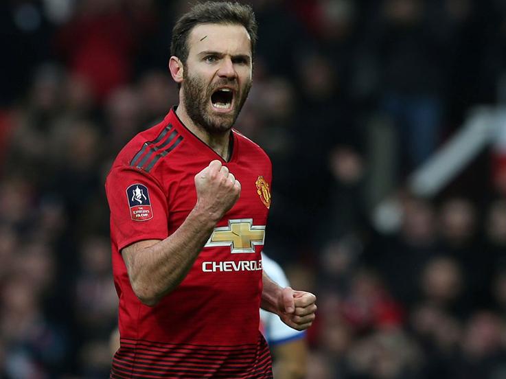 Juan Mata saat mencetak gol ke gawang Reading di Piala FA. Copyright: Getty Images