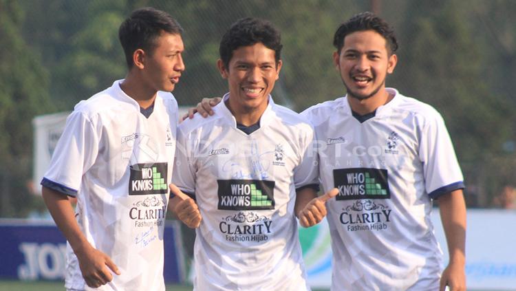 Gelandang Persib Bandung, Gian Zola (kanan) dan adiknya Beckham (kiri) berfoto bersama Eka Ramdani.