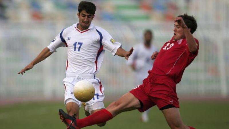 Dilshod Vasiev (kiri) saat membela Timnas Tajikistan Copyright: INDOSPORT