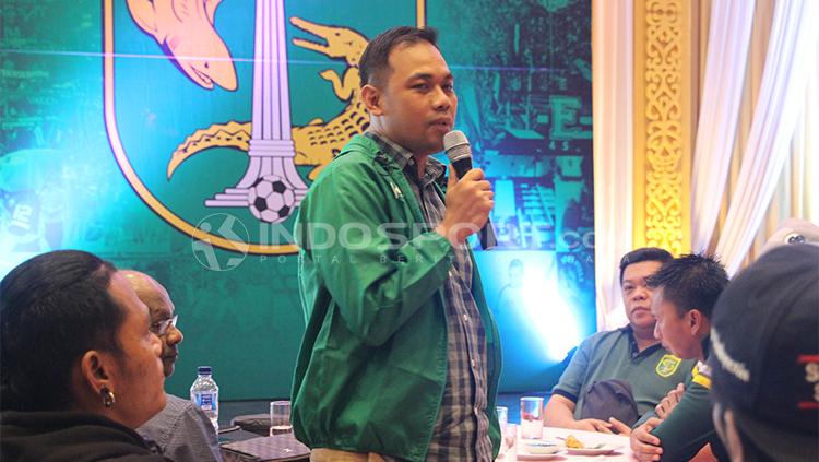 Manajer Persebaya Candra Wahyudi saat bertemu perwakilan Bonek.