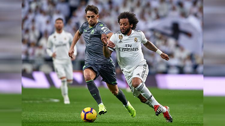 Perebutan bola antara Marcelo dengan Januzaj