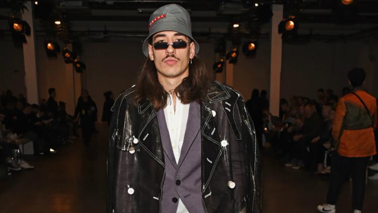 Hector Bellerin tampil unik di London Fashion Week.