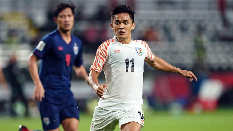 Kapten Timnas Sepak Bola India, Sunil Chhetri (kanan), mengaku bisa mengalahkan dua bintang top sepak bola dunia, Cristiano Ronaldo dan Lionel Messi.