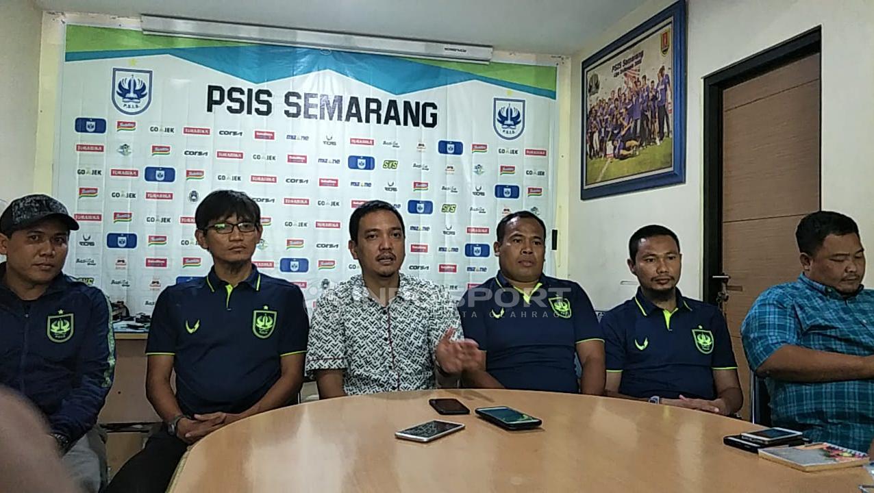 CEO PSIS, AS Sukawijaya atau Yoyok Sukawi dalam jumpa pers di Mes PSIS Semarang.