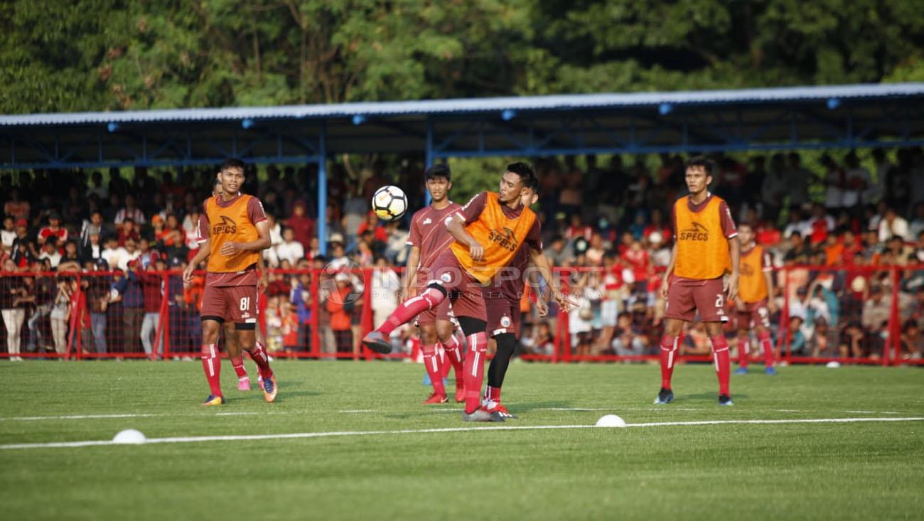 Bek Maman Abdurrahman menunjukkan aksinya di latihan perdana Persija Jakarta, Senin (07/0/18).