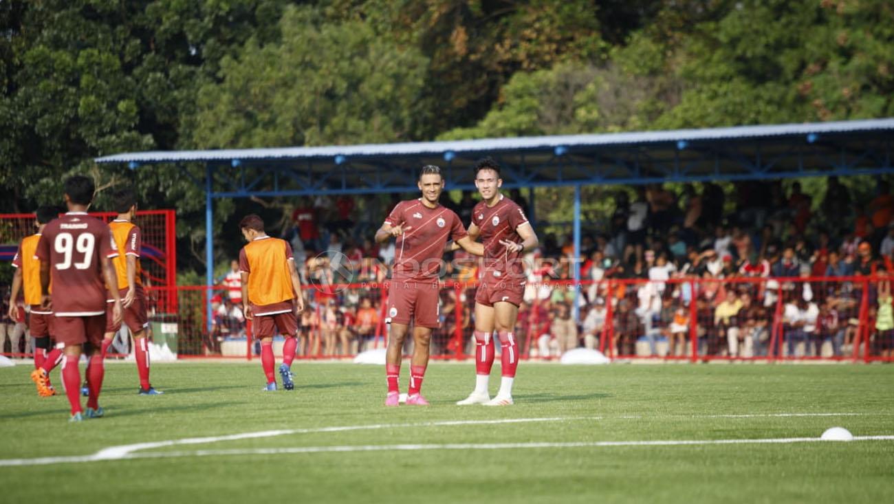 Bruno Matos dan Ryuji Utomo berfoto bersama di sesi latihan perdana Persija Jakarta, Senin (07/01/18).