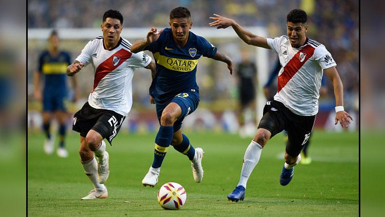 Agustin Almendra (tengah) saat membela Boca Juniors melawan River Plates. Copyright: INDOSPORT