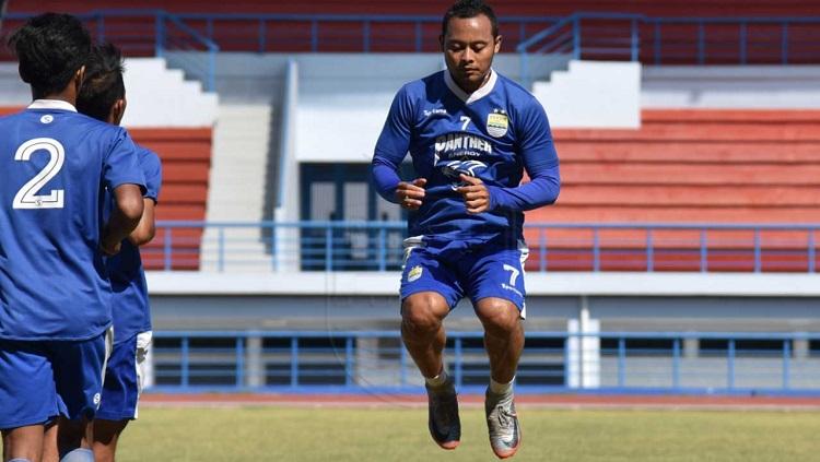 Atep menjalani latihan fisik dengan Persib Bandng. Copyright: persib.co.id