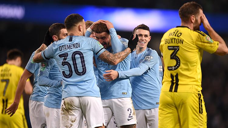 Kyle Walker melakukan selebrasi bersama rekan satu timnya usai mencetak gol pada laga semifinal Carabao Cup leg pertdama melawan Burton Albion di Etihad Stadium 09/01/19.