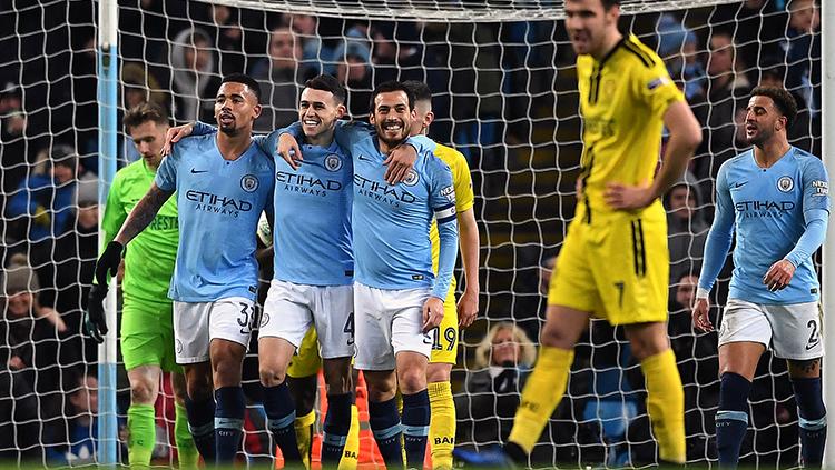Phil Foden melakukan selebrasi bersama Gabriel Jesus dan David Silva pada laga semifinal Carabao Cup leg pertdama melawan Burton Albion di Etihad Stadium 09/01/19. Copyright: INDOSPORT