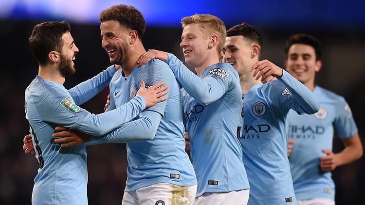 Kyle Walker selebrasi bersama Bernardo Silva dan Oleksandr Zinchenko pada laga semifinal Carabao Cup leg pertdama melawan Burton Albion di Etihad Stadium 09/01/19.