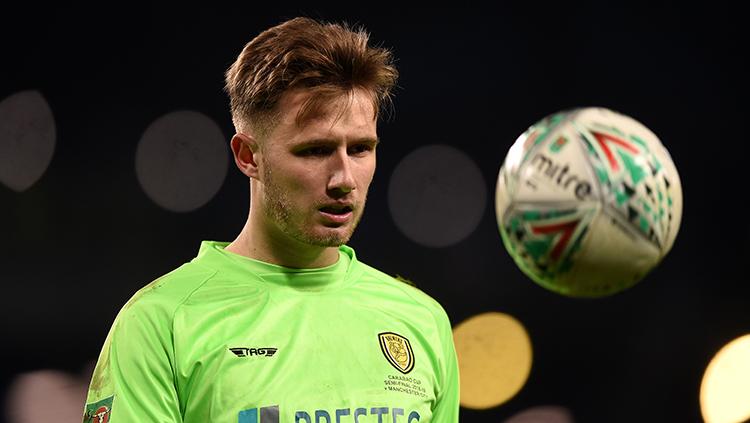 Lawan Chelsea di Carabao Cup, kiper Barnsley bernama Bradley Collins akui punya utang budi.