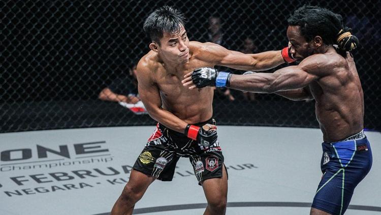 Petarung One Championship asal Indonesia Stefer Rahardian saat menghadapi petarung lain di ajang One Championship beberapa waktu lalu - INDOSPORT