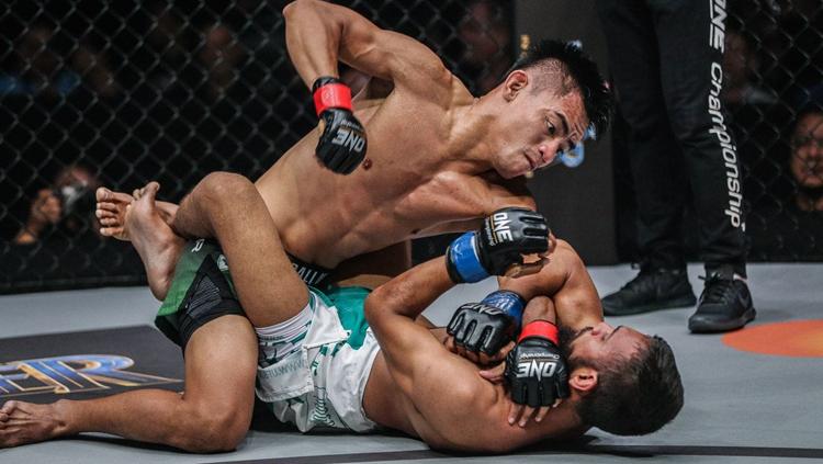 Petarung One Championship asal Indonesia Stefer Rahardian saat menghadapi petarung lain di ajang One Championship beberapa waktu lalu