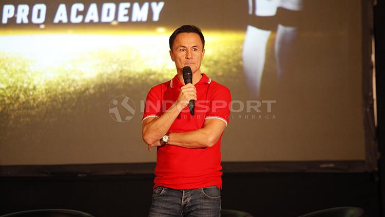 Jumpa pers acara Garuda Select Elite Pro Academy yang dihadiri Ratu Tisha dan legenda Chelsea, Dennis Wise.
