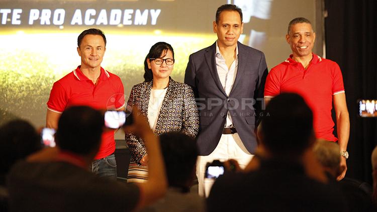 Jumpa pers acara Garuda Select Elite Pro Academy yang dihadiri Ratu Tisha dan legenda Chelsea, Dennis Wise.