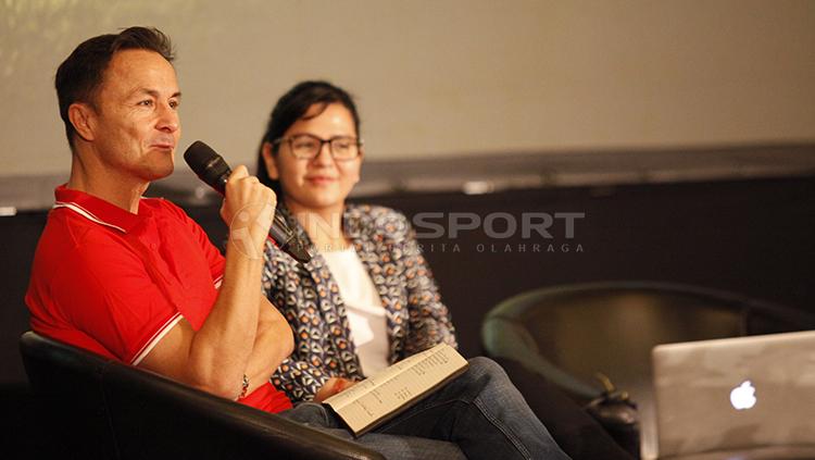 Jumpa pers acara Garuda Select yang dihadiri legenda Chelsea, Dennis Wise. Ia diharapkan jadi pelatih Timnas Indonesia U-17 di Piala Dunia U-17 2023.