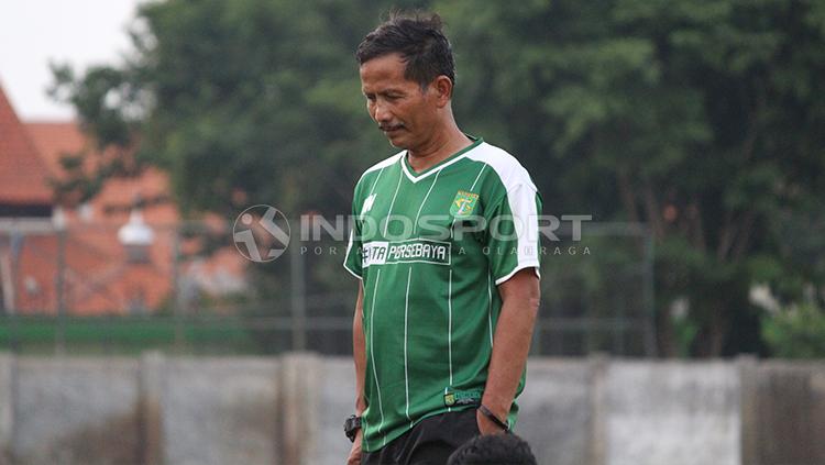 Djadjang Nurdjaman memimpin latihan perdana Persebaya Surabaya di Lapangan Jenggolo, Sidoarjo.