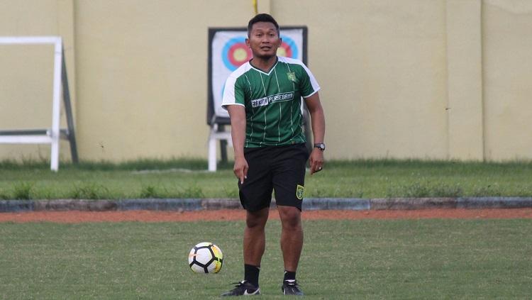 Mantan pelatih PS TIRA, Rudy Eka Priyambada, masuk ke dalam tim kepelatihan Persebaya. Copyright: Fitra Herdian/INDOSPORT