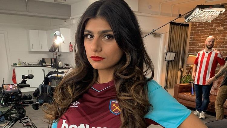 Mia Khalifa kenakan jersey West Ham United, Copyright: Instagram @miakhalifa