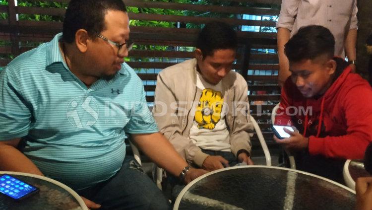 Evan Dimas, Andik Vermansah ditemani agen Mulyawan Munial saat bertemu Bonek. Kamis (10/01/19). - INDOSPORT