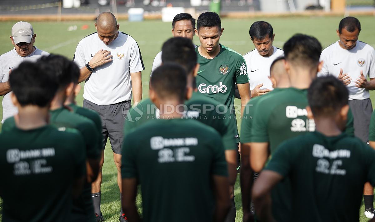 Pelatih, pemain, dan ofisial Timnas Indonesia U-22 melakukan doa usai selesai melakukan latihan di Lapangan B GBK Senayan, Jakarta.