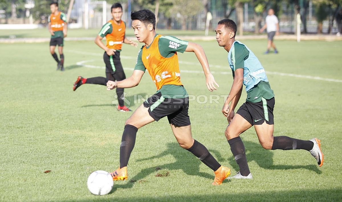 Samuel Simanjuntak (tengah) mendapat kawalan dari rekannya saat menggiring bola.