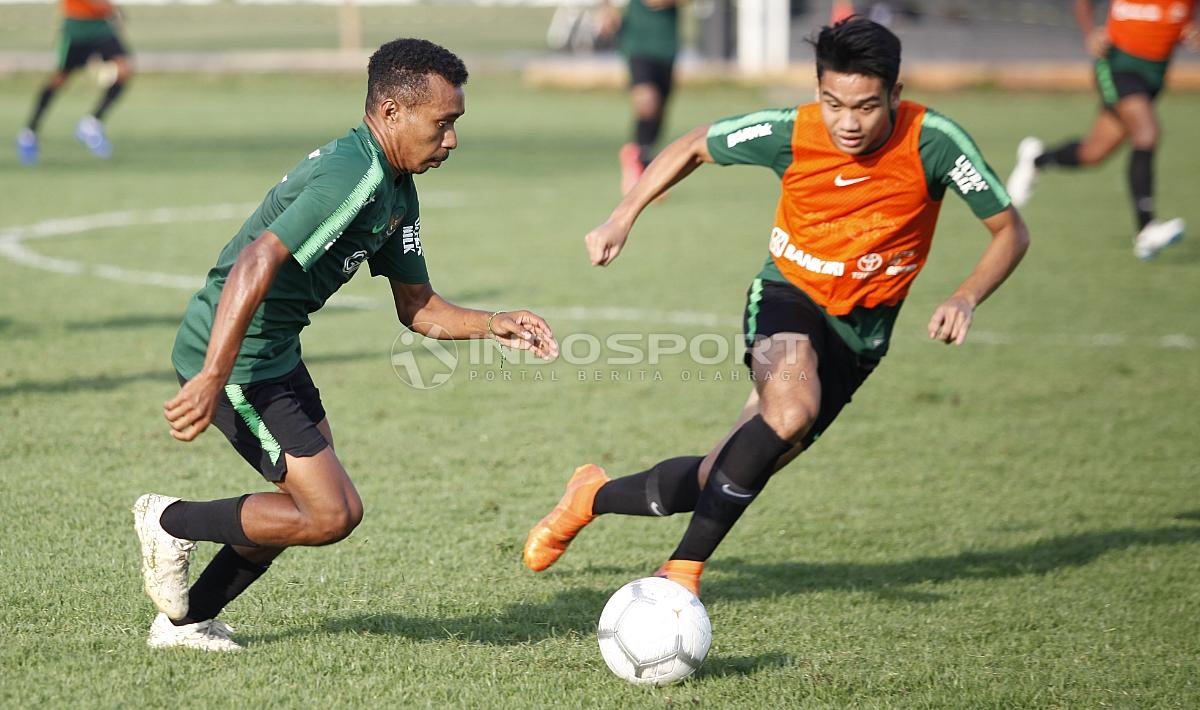 Todd Rivaldo Ferre mendrible bola dibayangi Samuel Simanjuntak.