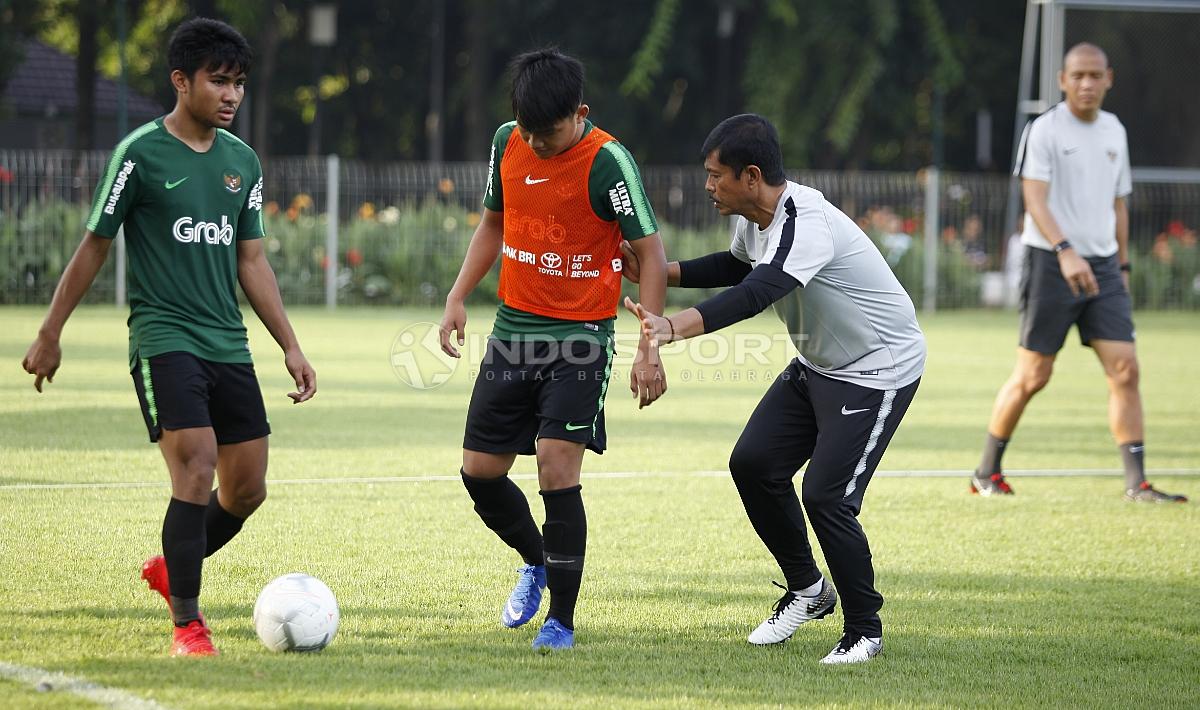 Pelatih Indra Sjafri memberikan arahan langsung kepada pemainnya.