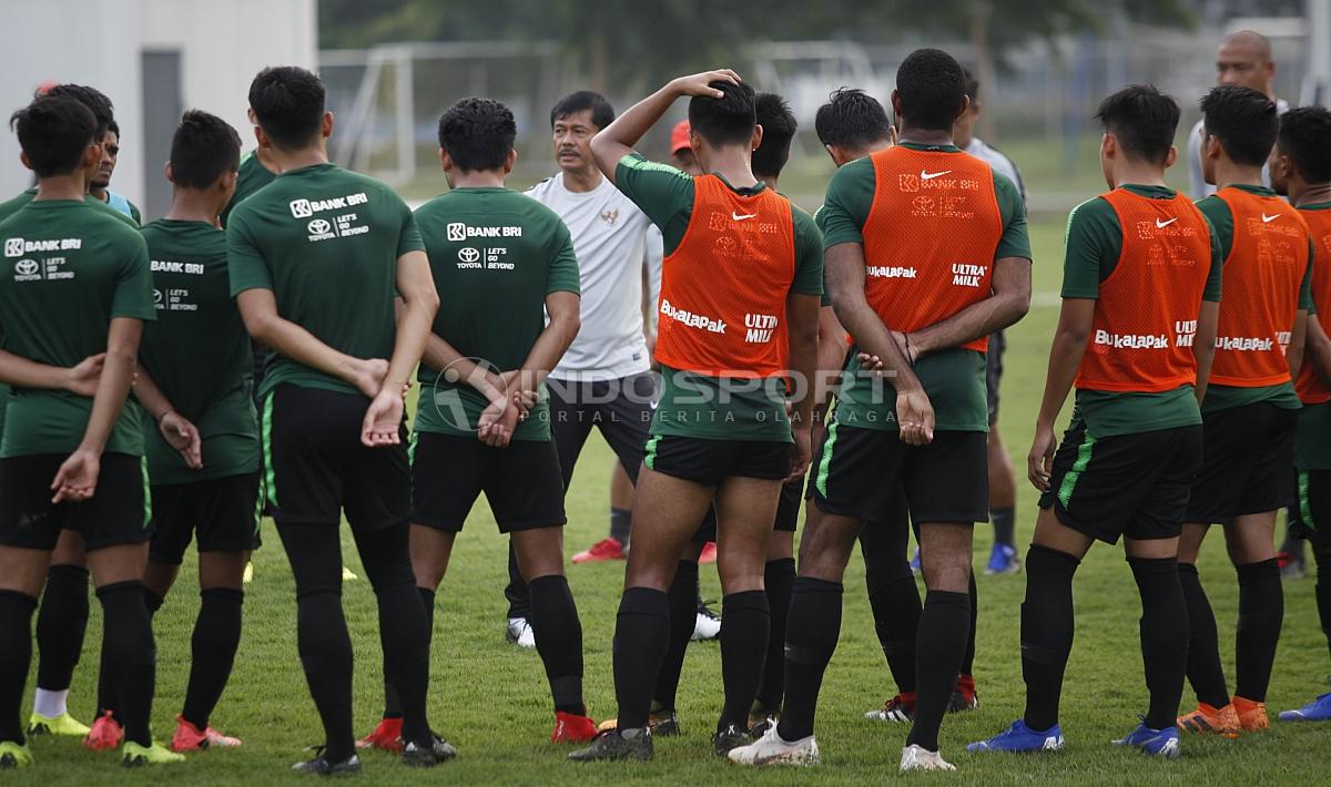 Para pemain Timnas U-22 mendengarkan arahan pelatih Indra Sjafri sebelum memulai latihan.