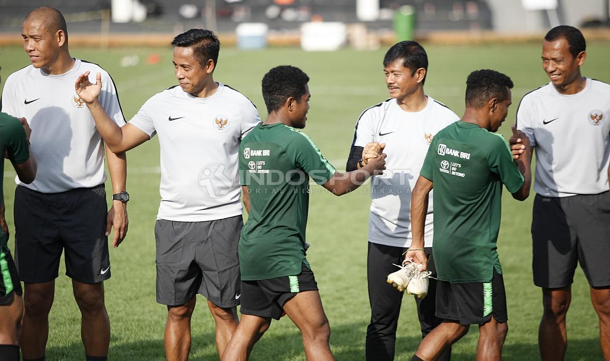 Budaya baru skuat Timnas U-22, dimana para pemain menyalami tim pelatih, ofisial, dan satu sama lain usai lakukan latihan.