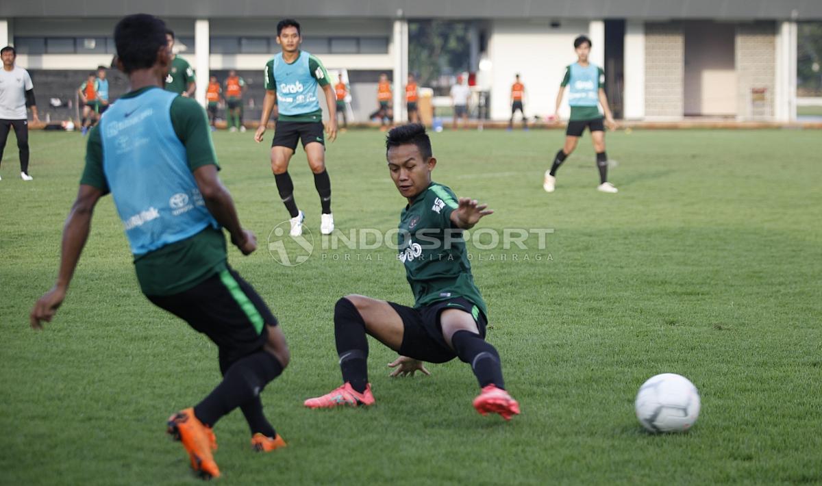 Sani Rizki Fauzi mencoba menghalangi laju bola dalam latihan.