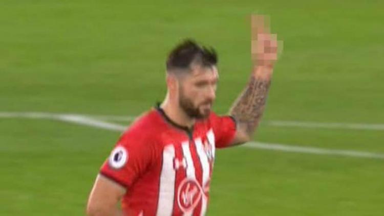 Charlie Austin melakukan gersture tidak pantas. - INDOSPORT