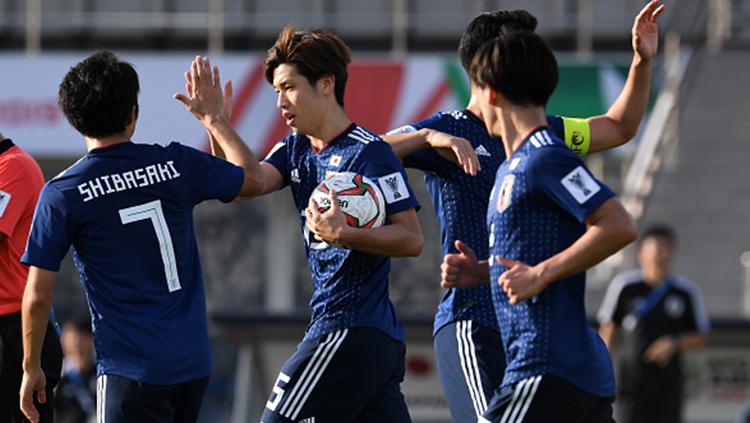 Yuya Osako melakukan selebrasi bersama rekan satu timnya pada laga Piala Asia grup F melawan F Turkmenistan di Al Nahyan Stadium.