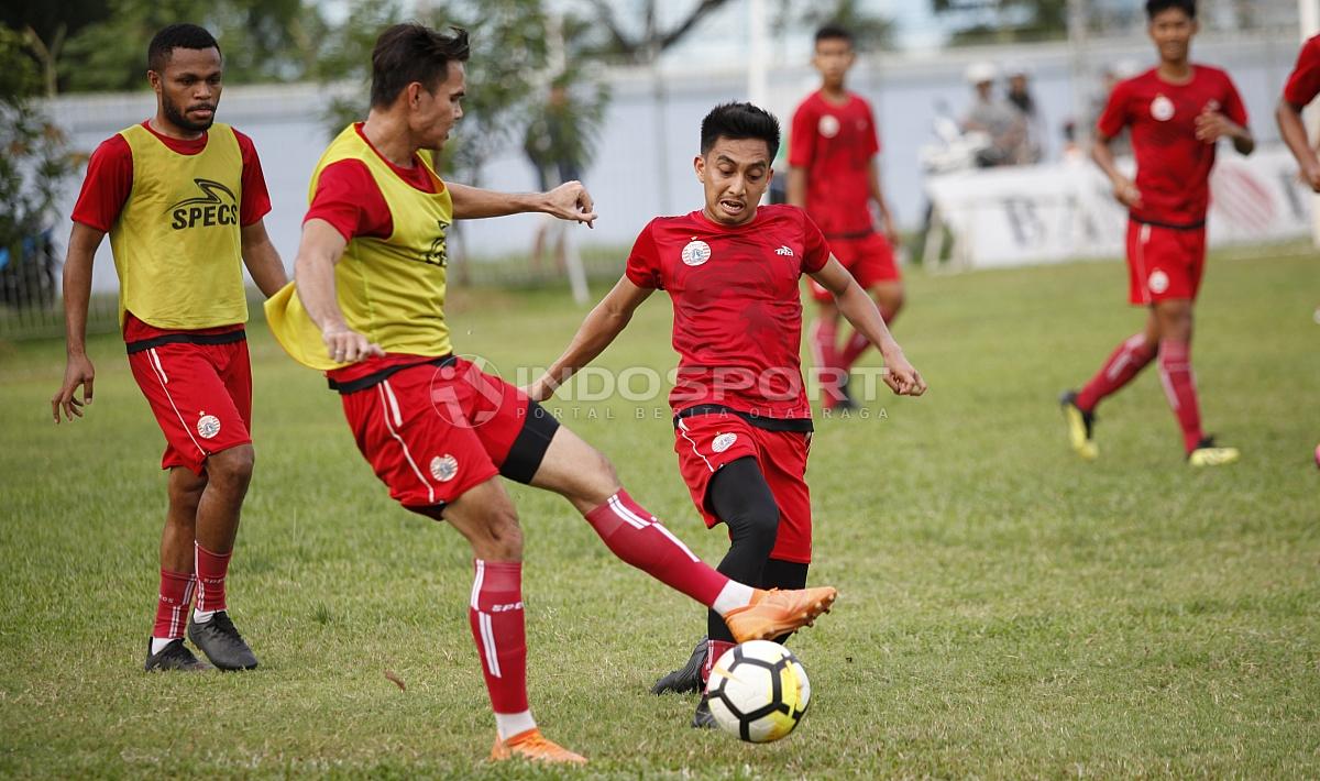 Fitra Ridwan (tengah) berebut bola dengan Rezaldi Hehanusa (kiri).