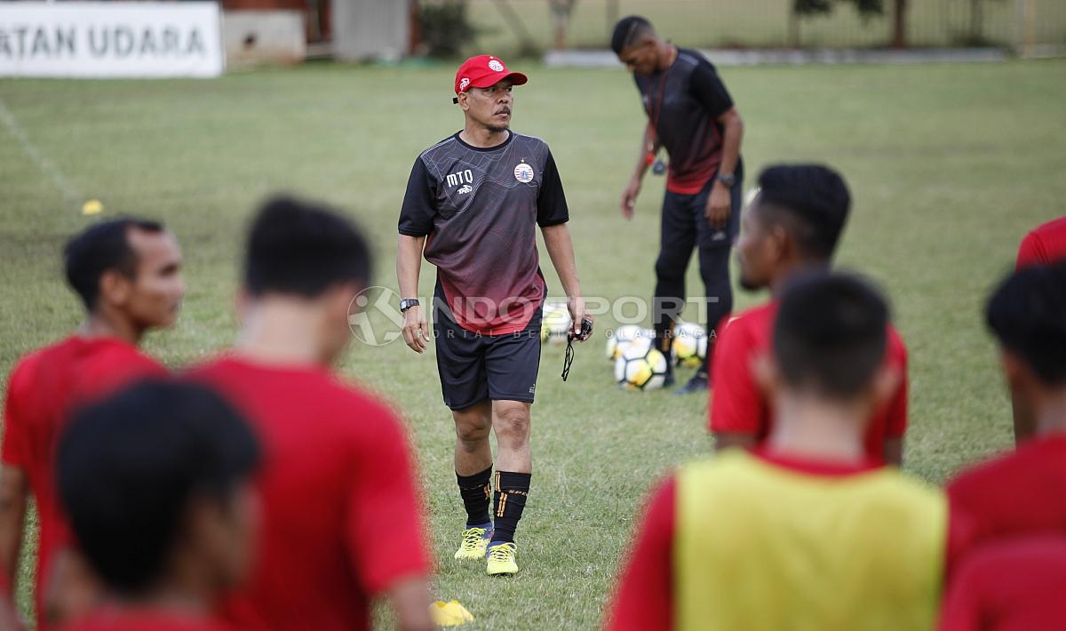 Asisten pelatih Persija Jakarta, Mustaqim masih memimpin latihan.