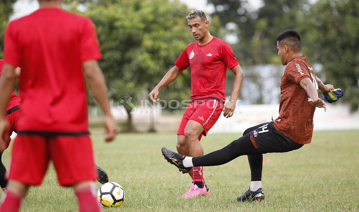 Aksi pemain baru Persija, Bruno Matos (tengah) dalam latihan.