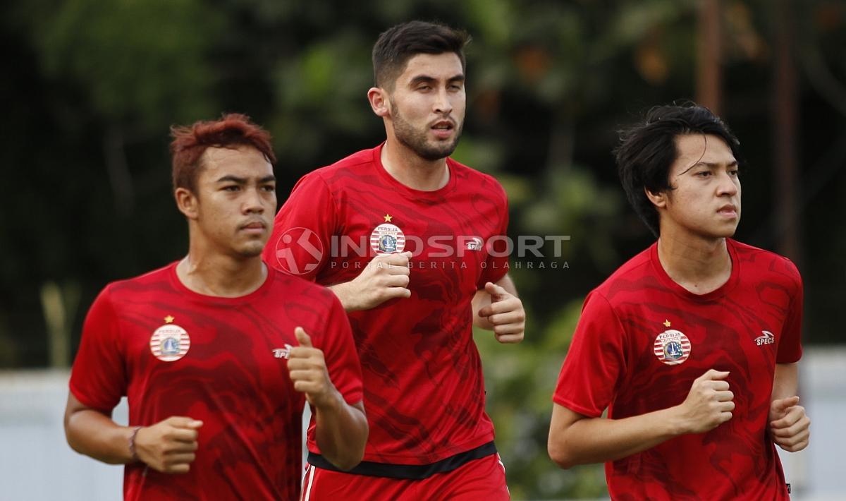 Pemain anyar Persija, Jakhongir Abdumuminov melakukan joging dengan dua rekannya dalam latihan. Sebelumnya pemain asal Uzbekistan ini telah melalui serangkaian tes medis dan tanda tangan kontrak.