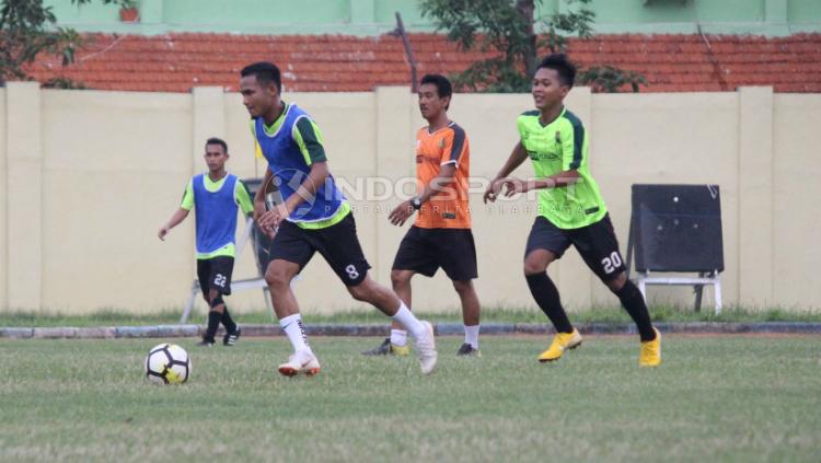 Persebaya Surabaya berlatih tanding dengan Persebaya U-19 di Lapangan Jenggolo, Sidoarjo. Kamis (10/1/19). Copyright: Fitra Herdian Ariestianto/INDOSPORT