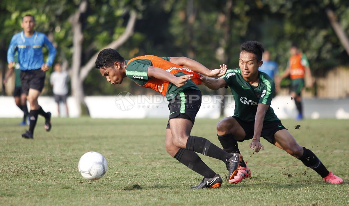 Sani Rizki Fauzi (kanan) saat melakukan penjagaan ketat kepada rekannya pada internal game Timnas Indonesia U-22.